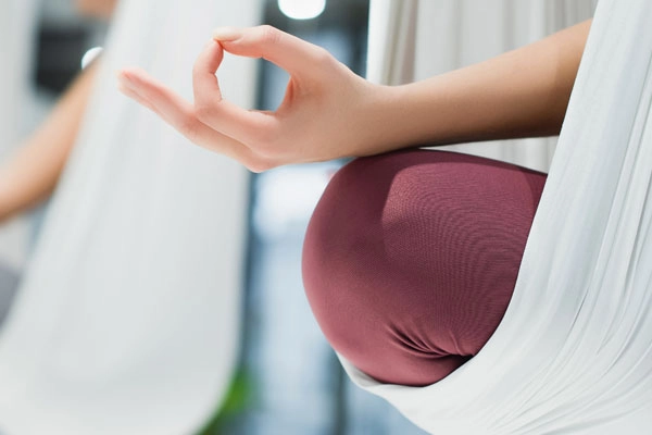 Hamak yoga çok akrobatik duruyor. Hiç spor geçmişim yok. Ben yapabilir miyim ki?